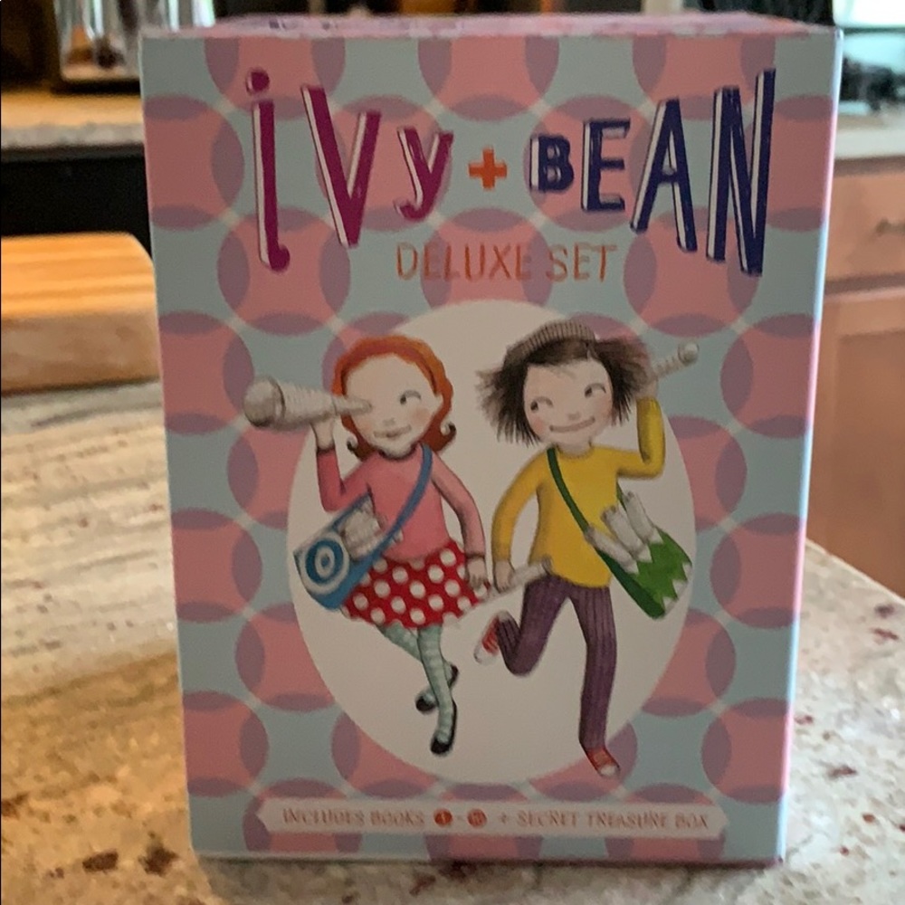 NIB Ivy + Bean Box Set